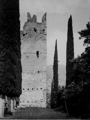 Arco am Gardasee. Oberitalien. Burgruine. Blick auf den Hauptturm (erbaut um 1300)