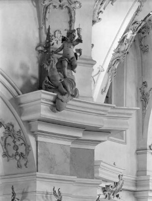 Putti mit Kelch und Obelisk