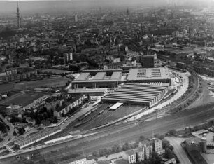 Hamburg-Altona. Luftaufnahme des 1972 errichteten Paketpostamtes 2 in der Stresemannstraße/Plönerstraße mit Gleisanbindung.