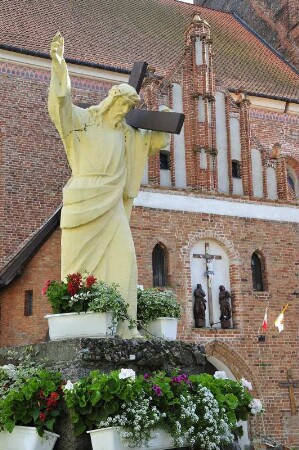 Christusfigur in Reszel : Vor der Kirche steht eine geschmückte Christusfigur. Aufgenommen am 10. Juli 2009 in Reszel (Rössel). Foto Uwe Gerig