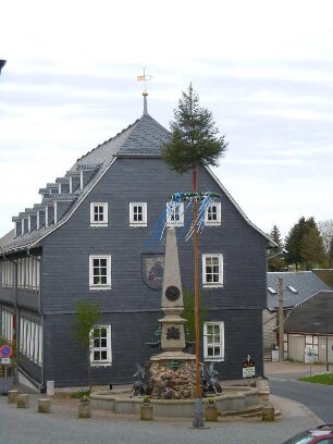Grossbreitenbach - Rathaus : Das schiefergedeckte Rathaus, aufgenommen in Grossbreitenbach am 29, April 2012