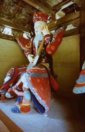 Figur des Weltenhüters Dhritarashtra in der buddhistischen Pohyon-sa-Tempelanlage