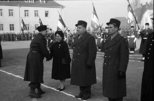 Freiburg: Jean-Bart-Kaserne; General Berny: Orden an Frau
