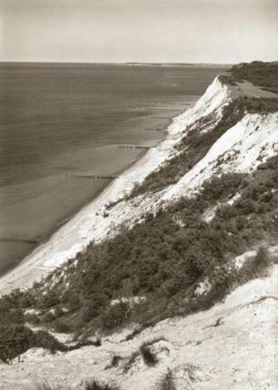 Hiddensee. Steilküste am Swanty. Swanty (621 m) ist die höchste Erhebung auf Hiddensee. Am Horizont Nordküste von Rügen