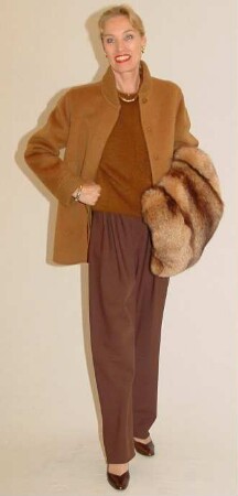 Nougatfarbene Wolljacke mit dunkelbrauner Hose
