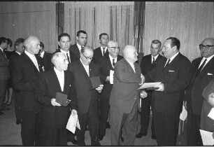 Ehrung der Stadtverwaltung Karlsruhe für die erfolgreichsten Karlsruher Sportler der Jahre 1964/65 und für Karlsruher Sportveteranen.