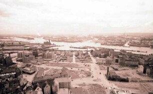 Hamburg: Blick von der Michaeliskirche auf Hafen, Westteil