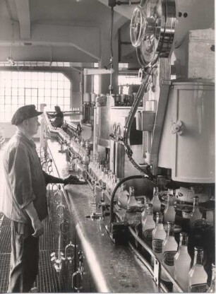 Hamburg-Harburg. Arbeiter bei der Abfüllung der "Frisco" Brause an einer Abfüllmaschine der Mineralwasserfabrik Steinike & Weinlig