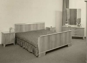 Nachtschrank : Schlafzimmermöbel (1956; Entwicklungsstelle Schkeuditz) in Ausstellungskoje
