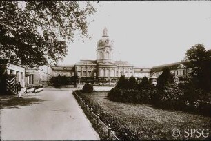 Berlin, Schloss Charlottenburg, Blick in den Ehrenhof mit dem Schloss und der ehemaligen Bepflanzung im Hof.