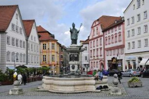 Marktplatz in Eichstätt : Blick auf den Marktbrunnen am Marktplatz. Aufgenommen in der Universitätsstadt Eichstätt am 22. Mai 2009