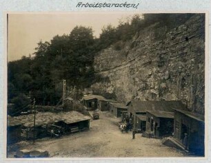 Foto einiger Arbeitsbaracken in der alten Anlage des Nahkampfmittelkommandos Efringen