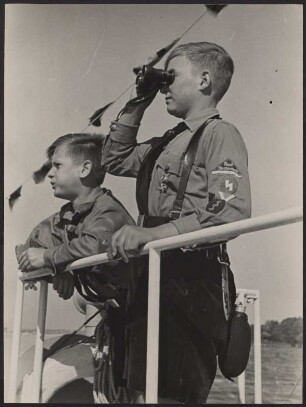 Hitlerjungen an der Reling des HJ-Schulschiffs "Hans Schemm"