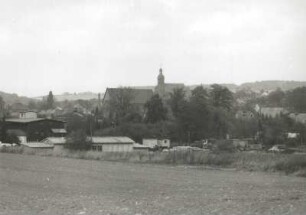 Dippoldiswalde. Stadtkern mit Stadtkirche von einer Anhöhe bei der Wolframsdorfer Straße (von Süden)