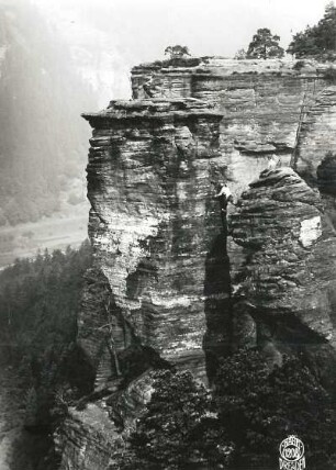 Böhmische Schweiz, Elbtal - Rechtes Ufer (Labské údolí - Pravý břeh). Niedergrundwächter (Strážce Dolního Žlebu). Seilschaft Klemm beim Überfall des Alten Weges (IV). Blick nach Norden gegen Massiv und Elbtal