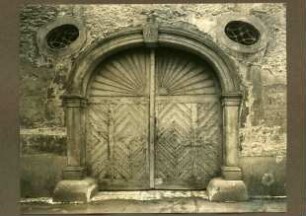 Große Sämergasse 4. Hoftor mit 2 Lichtöffnungen in der Mauer. Schlußstein 1791. J. B