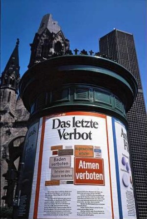 Berlin: Litfaß-Plakat "Das letzte Verbot"; vor Gedächtniskirche