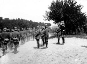 Erster Weltkrieg : Deutsche Soldaten marschieren vor Kaiser Wilhelm II.