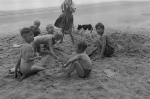 Kinderaufnahmen (Hegent) am Stößensee : Kinder spielen im Sand am Seeufer