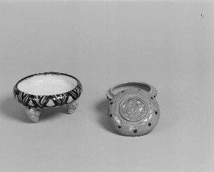 Deckeldose mit Schmuckrelief "Schnäbelnde Vögel" : Schale mit Widderkopffüßen und Deckeldose (1925/1930; wohl K. Feuerriegel)