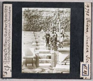 Priene: Theater mit Archäologen Wiegand und Schrader (Stoedtner-Nr. 19798)