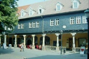 Tuchgaden (auch Galerie am Markt), rechte Seite mit Schild für Eugenie Marlitt