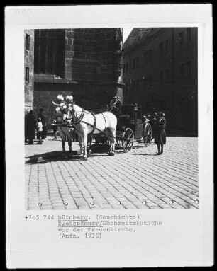 Nürnberg, Zweispänner/Hochzeitskutsche vor der Frauenkirche
