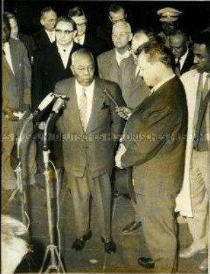 Bürgermeister Willy Brandt begrüßt den sudanesischen Präsidenten General Abboud