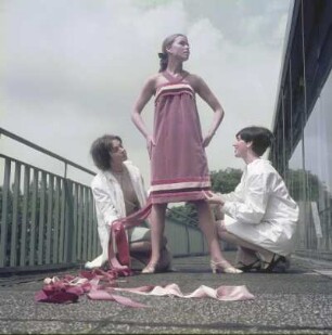 Fachhochschule Niederrhein. Fachbereich Textil- und Bekleidungstechnik. Modellvorführung. Schülerinnen der Modeklasse treffen die letzten Anordungen der Bänder