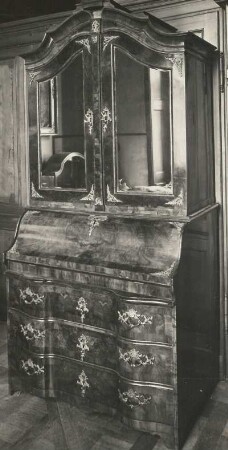 Schreibschrank : Schreibschrank. Holz, Spiegelglas (um 1740). Moritzburg, Schloss