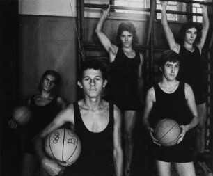 Bekes. Gymnasiasten beim Sportunterricht