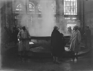 Heilbad : Frauen neben einem Heilbrunnen in Karlsbad