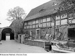 Klipphausen-Scharfenberg (ehem. Naustadt Nr. 2). Wohnstallhaus (bez. 1730) eines Bauernhofes. Blick zum Tor (bez. 1836)
