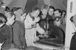 Schülerinnen und Schüler an der Hochschule für Grafik und Buchkunst, beim Ausprobieren von Drucktechniken
