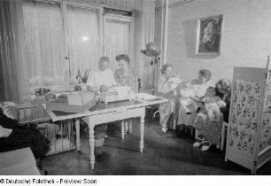 Mütter mit Säuglingen und Kleinkindern im Untersuchungszimmer