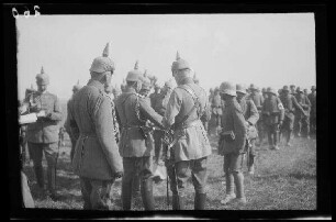 Bei Focșani (Rumänien): Offiziere mit Pickelhaube neben Soldaten mit Stahlhelm (Rückansicht, Nahaufnahme) ("Kaiserparade")