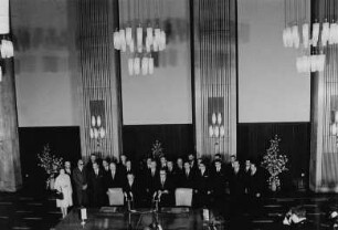 Die Staatssekretäre Egon Bahr und Michael Kohl unterzeichnen den Verkehrsvertrag zwischen der DDR und der BRD