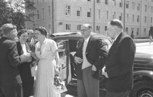 Freiburg: Dr. Tillessen vor dem Auto