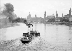 Dresden, Stadtansicht : Dresden. Blick von der Marienbrücke nach Osten auf die Altstadt mit Radschleppdampfer