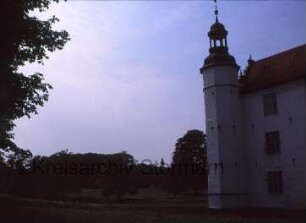 Schloss Ahrensburg: Westturm: Blick Richtung Süden: im Hintergrund Dachreiter von Schlosskirche