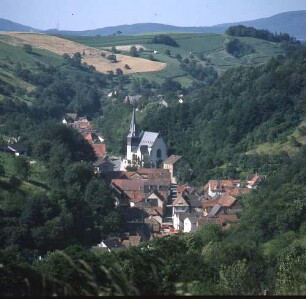 Blick auf eine Ortschaft im Odenwald, östlich von Heppenheim