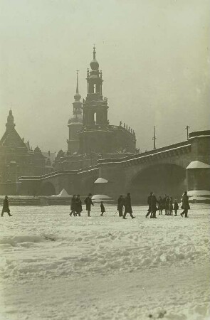 Dresden. Zugefrorene Elbe im Winter 1928/1929. Blick auf Augustusbrücke und Hofkirche : Fotograf auf der zugefrorenen Elbe, 1928/29