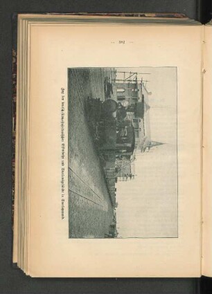 Zug der deutsch-südwestafrikanischen Eisenbahn und Stationsgebäude in Swakopmund