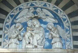 Hauptportal — Madonna mit Kind zwischen Engeln