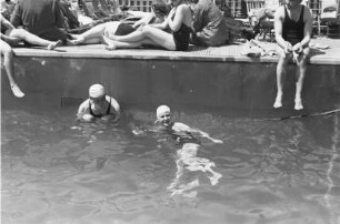 Bordleben auf dem Passagierschiff "Milwaukee". Schwimmbecken mit Badenden