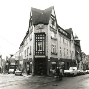 Reichenbach (Vogtland), Weinholdstraße 21. Wohnhaus mit Laden (1886/1906). Eckansicht mit Fassade Weststraße