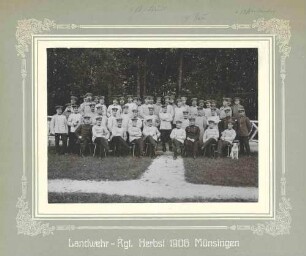 Friedrich von Staudt und Oppenländer, beide Leutnant, zusammen mit Offizieren (ca. achtundvierzig Personen) des Landwehr-Regiments teils stehend, teils sitzend vor Wald im Herbst 1906 in Münsingen