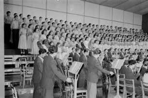 Nationales Kulturensemble der DDR : Blick auf die Bühne mit einem Chor und Orchester