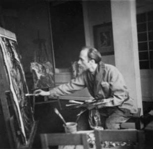 Der Künstler Reinhard Schmidthagen (gest. 8.7.1945) im April 1945 bei der Arbeit in seinem Atelier