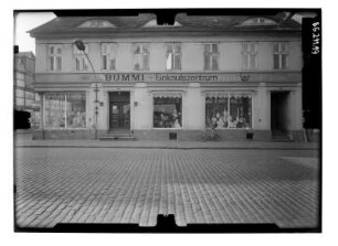 Grabow, Karl-Marx-Straße (Große Straße) 19/18. Wohnhaus mit Laden (BUMMI-Einkaufszentrum). Straßenfront